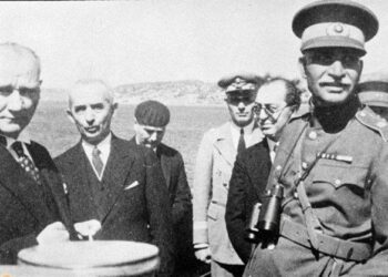 رضاخان” چرا جمهوری‌خواه شد و چه کسانی حامی سلطنتش بودند؟