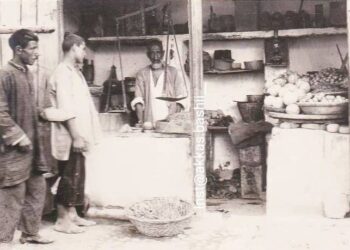 عکس یک میوه فروشی در تهران صد سال قبل، دست به سر کردن مشتری توسط مغازه دار!