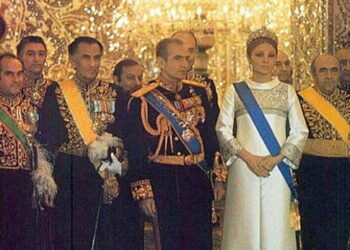 دولت جمشید آموزگار، ناتوان از برآوردن خواسته‌های شاه و امریکا