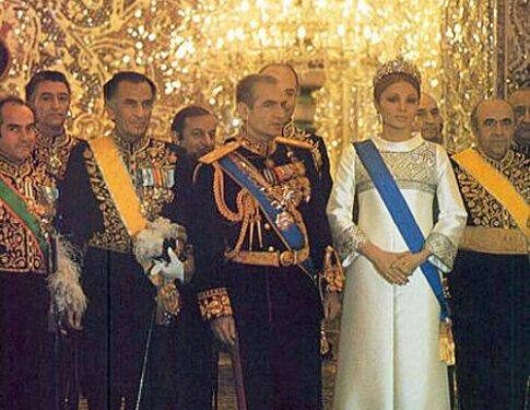 دولت جمشید آموزگار، ناتوان از برآوردن خواستههای شاه و امریکا