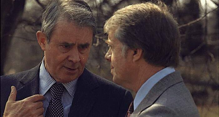 دموکرات آرمان‌خواهی که به دولتش پشت کرد