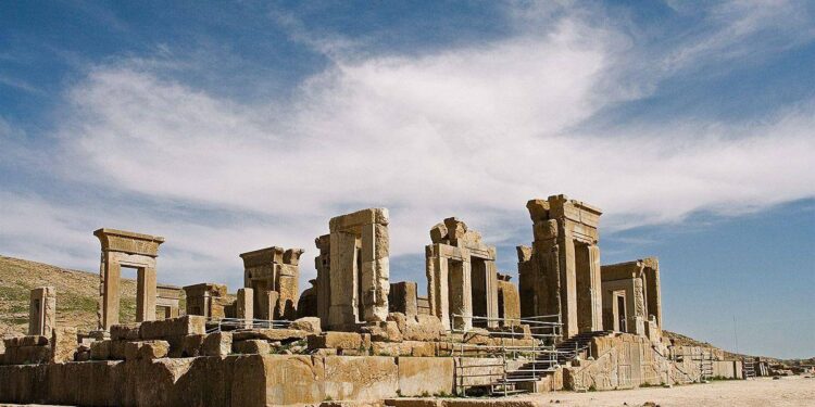 زندگینامه نصرت الله امینی ، مردی که تخت جمشید را نجات داد