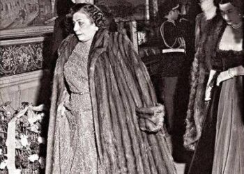 خاطرات تاج‌الملوک پهلوی از میهمانان دربار که دستشان کج بود!