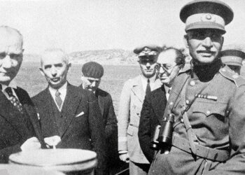 گردن کلفتی رضاخان و پایان احمدشاه