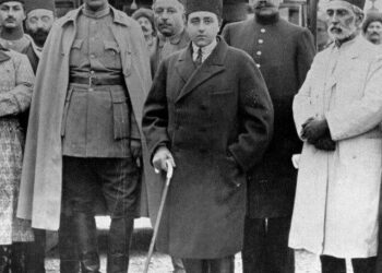 آیا احمد شاه قاجار خائن و وطن فروش بود؟