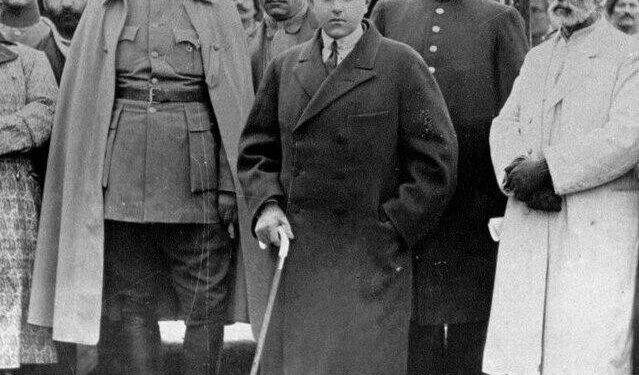 آیا احمد شاه قاجار خائن و وطن فروش بود؟