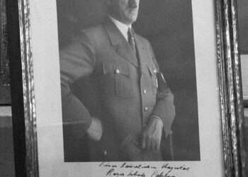 هدیه آدولف هیتلر به رضاشاه + عکس