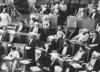 حاشیه و متن اولین دوره از مجلس خبرگان رهبری در آیینه تصاویر