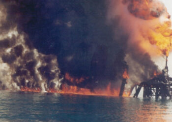 ماجرای افتادن تنها بیسیم در دریا و منوری که پل ارتباطی با فرماندهی شد / نذر حقوق برای رسیدن به اسکله