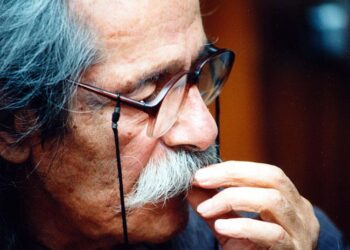 او بر خلاف بقیه روشنفکران، همواره بر حوادث پیشی می‌گرفت