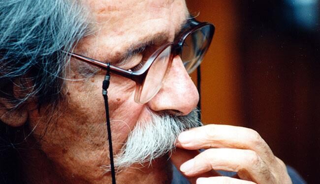 او بر خلاف بقیه روشنفکران، همواره بر حوادث پیشی میگرفت