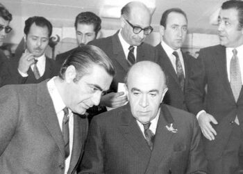 مردی با دردسرهای عمیق