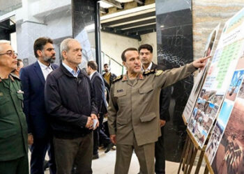 رئیس جمهور: روحیه‌ی رزمندگان دفاع مقدس باید به نسل جوان منتقل شود