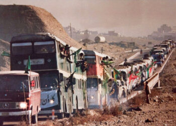 بدرقه باشکوه بسیجیان به جبهه