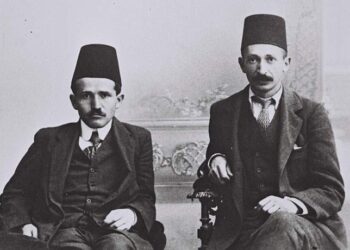 بنیان‌گذار بنیادی که از پای‎‌بست ویران است