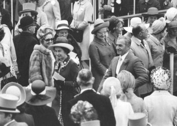 وقتی ملکه انگلیس از آب گل‌آلود ماهی گرفت