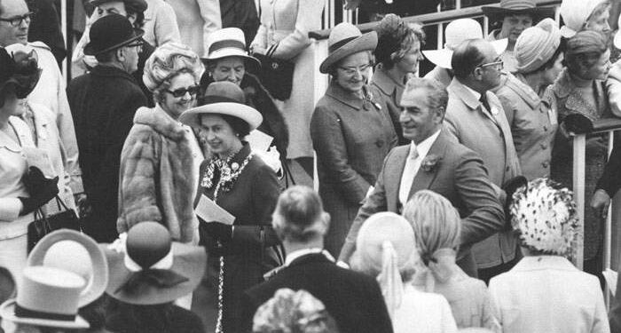 وقتی ملکه انگلیس از آب گلآلود ماهی گرفت