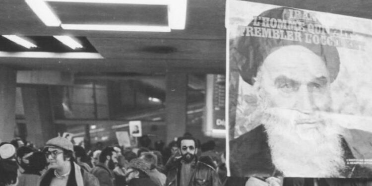 مخالفی که در مقابل مخالفین پهلوی ایستاد!