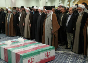 رهبر معظم انقلاب بر پیکر دو قاضی شهید اقامه نماز کردند