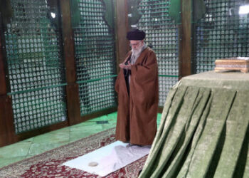 حضور رهبر انقلاب اسلامی در مرقد بنیانگذار جمهوری اسلامی ایران