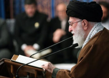 شرط حل مشکلات و پیشرفت، اعتماد به خدا و ورود به میدان