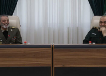 سرلشکر موسوی در دیدار با سرلشکر سلامی: ارتش و سپاه سپر گلوله‌های دشمن هستند