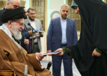 گسترش شاعران متعهد و انقلابی جوان امید‌آفرین است