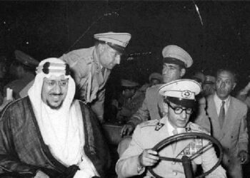 محمدرضا پهلوی در دو راهی غرب و کشورهای اسلامی