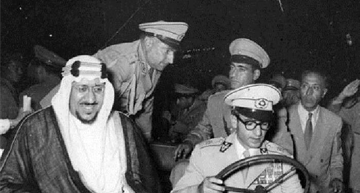 محمدرضا پهلوی در دو راهی غرب و کشورهای اسلامی