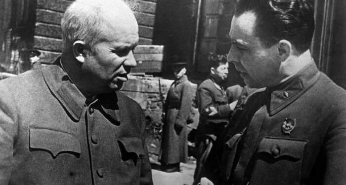 مردی که از ترس فروپاشی، امپراتوری را به خواب برد