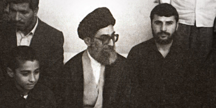 استنکاف آیتالله خامنهای در برابر اصرار حاج احمدآقا