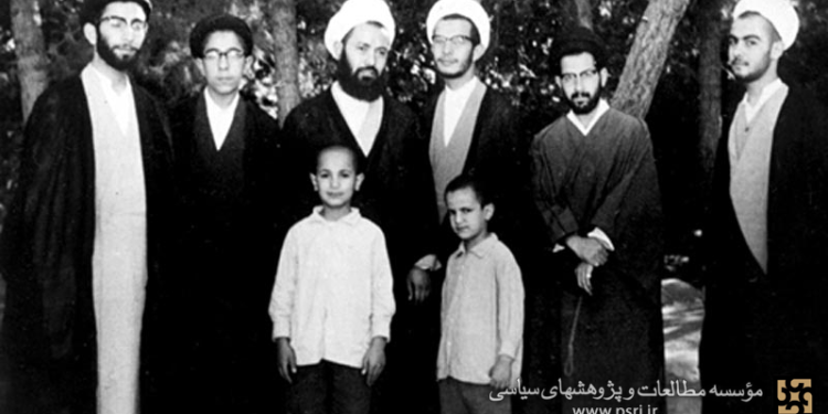 مادر رهبر شهید: برای خدا مبارزه کرده و به او افتخار می‌کنم