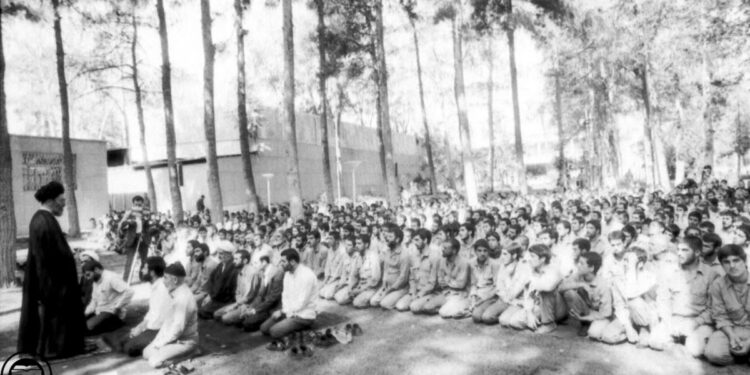 «پیوند رهبر و ملت پیش از زعامت» در آیینه تصاویر